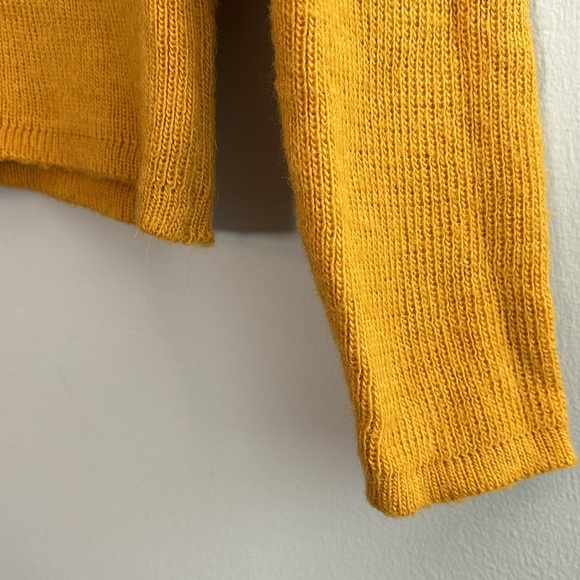 100% baby alpaca wool Peruvian sweater in goldenrod yellow - Picture 3 of 11